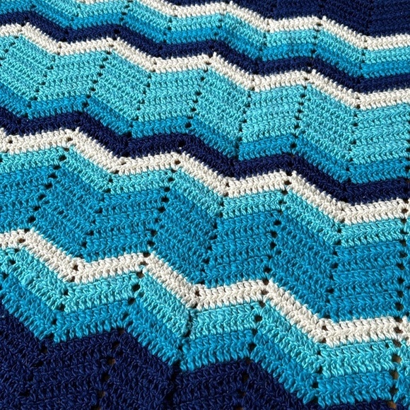 Blue crochet blanket handmade vintage chevron aqua blue white throw - Picture 2 of 3